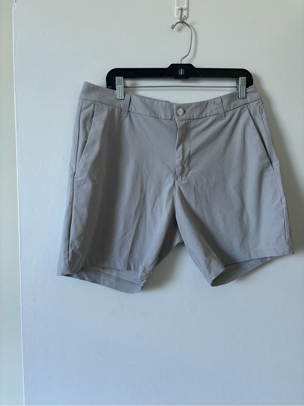 lululemon athletica Men's Flat-Front Shorts — Light Gray
